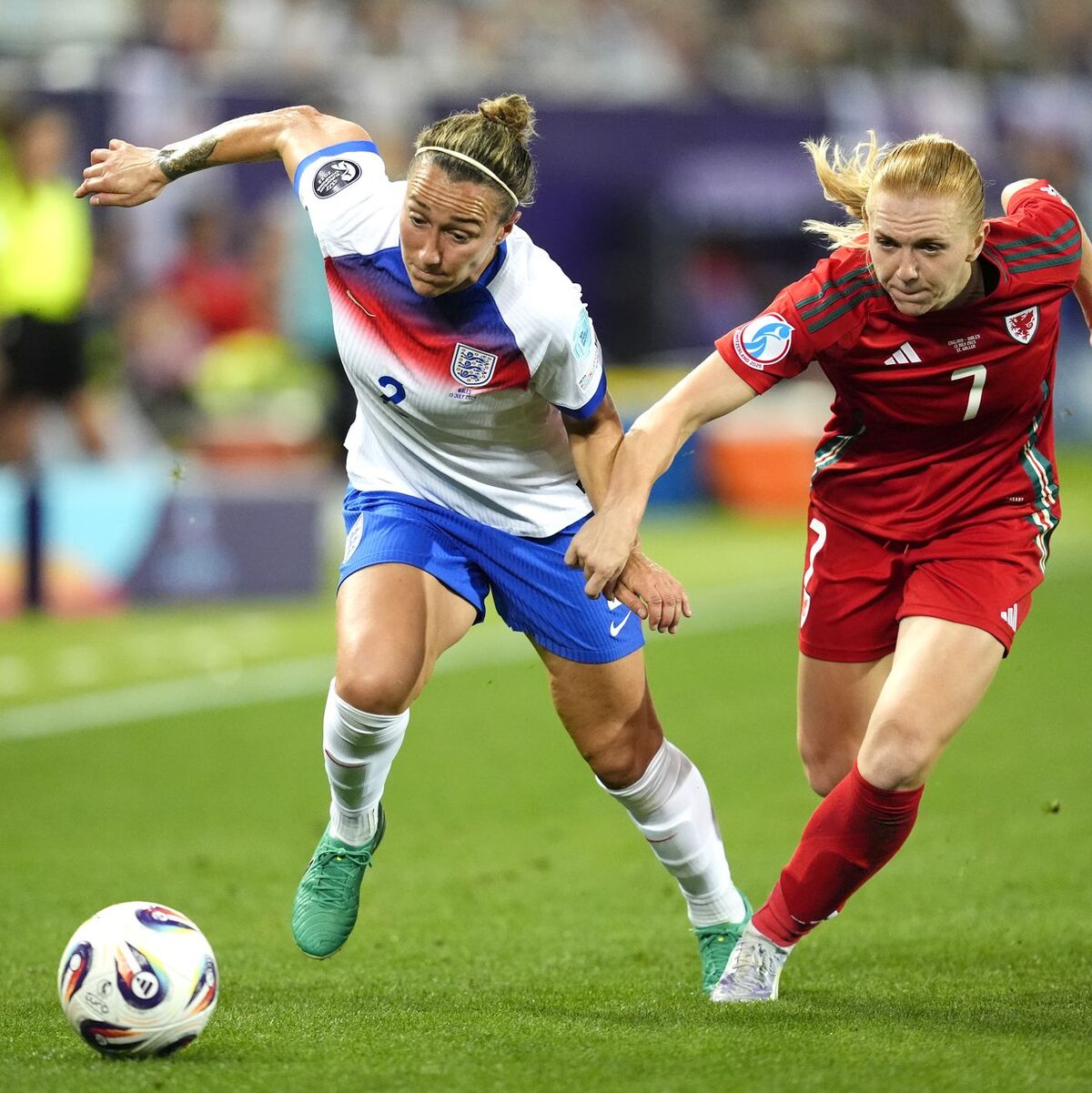 Die englische Spielerin Lucy Bronze - hier im Zweikampf um den Ball mit ihrer walisischen Kontrahentin Ceri Holland - bemerkt selbst Unterschiede ihrer Leistung je nach Zyklusphase. (Archivbild) - Foto: Nick Potts/PA Wire/dpa