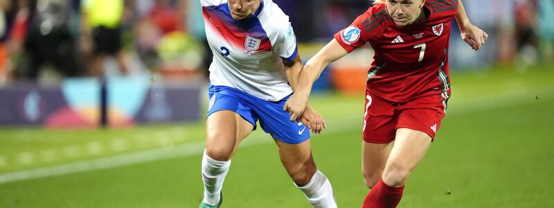 Die englische Spielerin Lucy Bronze - hier im Zweikampf um den Ball mit ihrer walisischen Kontrahentin Ceri Holland - bemerkt selbst Unterschiede ihrer Leistung je nach Zyklusphase. (Archivbild) - Foto: Nick Potts/PA Wire/dpa