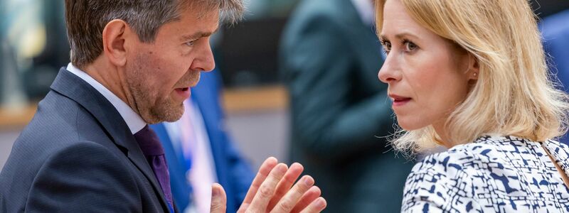 Zwischen der Slowakei und der EU gab es zuletzt hitzige Debatten: Hier spricht der slowakische Europastaatssekretär Marek Estok mit der EU-Außenbeauftragten Kaja Kallas. - Foto: Geert Vanden Wijngaert/AP/dpa