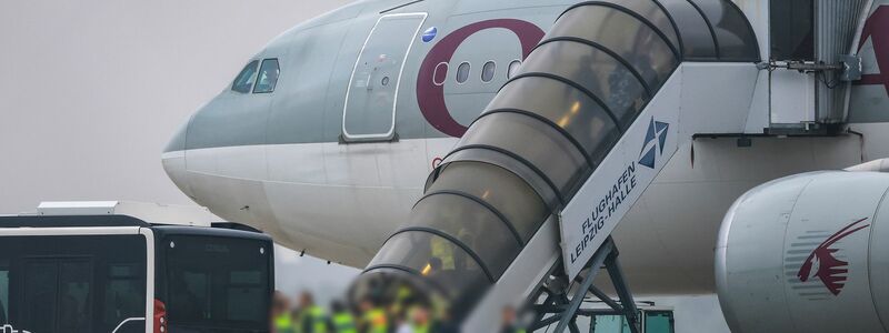 Mit einer Maschine der Qatar Airways wurden die Betroffenen am Morgen ausgeflogen. - Foto: Jan Woitas/dpa