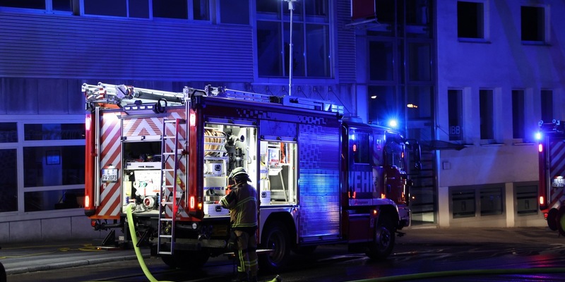 FW-E: Mehrere Mülltonnenbrände in den frühen Morgenstunden im Essener Norden- Brand in Hofeinfahrt droht auf Wohnungen überzugreifen - Foto: presseportal.de