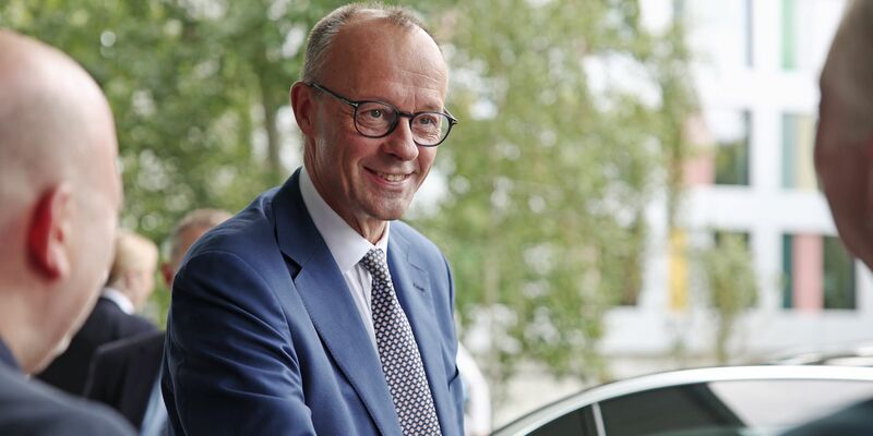 Merz trifft zu seiner ersten Sommer-Pressekonferenz als Bundeskanzler ein. - Foto: Hannes P Albert/dpa