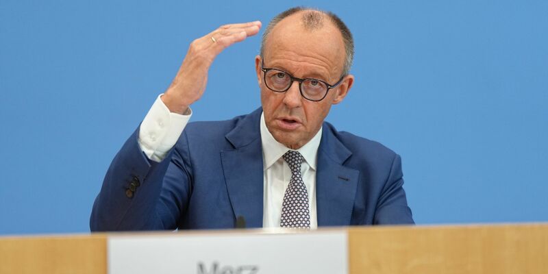 Kanzler Friedrich Merz (CDU) hat trotz des Streits mit dem Koalitionspartner SPD bei der Stromsteuer und der Wahl neuer Richter ein positives erstes Fazit von Schwarz-Rot gezogen. - Foto: Michael Kappeler/dpa