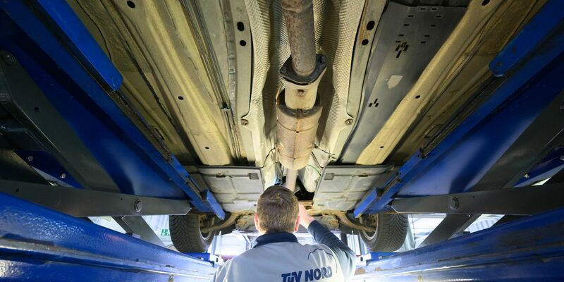 Die meisten Menschen haben mit dem TÜV vor allem bei der Hauptuntersuchung von Fahrzeugen zu tun. (Archivbild) - Foto: Julian Stratenschulte/dpa