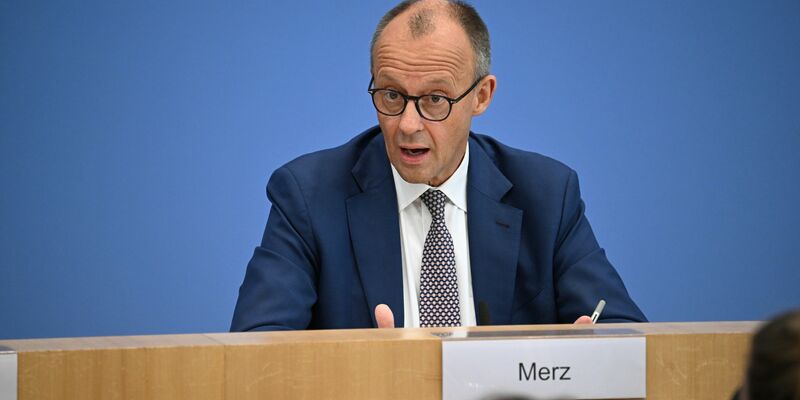 Etwa 90 Minuten lang stellte sich Kanzler Merz den Fragen der Hauptstadtjournalisten. - Foto: Bernd von Jutrczenka/dpa