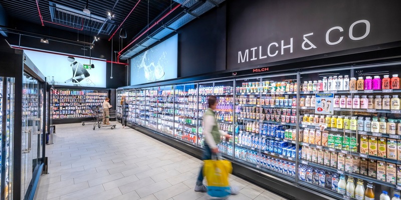 Ein wichtiger Schritt für mehr Tierwohl: EDEKA-Verbund bezieht erstmals mehr als 1,5 Milliarden Liter Milch aus Haltungsform 3 oder höher - Foto: presseportal.de