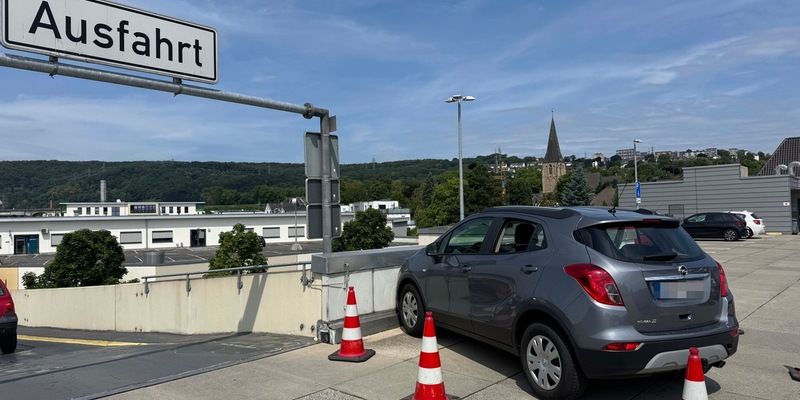 FW-EN: Schwieriger Feuerwehreinsatz nach PKW-Unfall am Mühlencenter - Zwei Leichtverletzte, vier beschädigte Fahrzeuge - Foto: presseportal.de