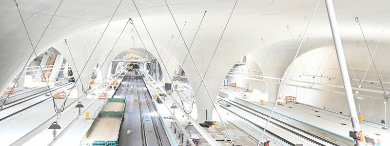 Ab Dezember 2026 sollen Züge des Fernverkehrs zum größten Teil im neuen Stuttgarter Tiefbahnhof enden. Der Regionalverkehr muss laut Bahn aber noch zum Teil bis Juli 2027 in den alten Kopfbahnhof fahren. (Archivbild) - Foto: Bernd Weißbrod/dpa