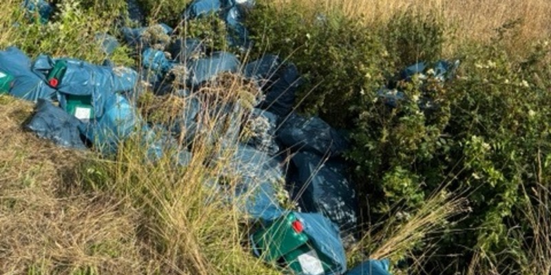 POL-HI: Unerlaubte Beseitigung teils giftigen Abfalls in der Natur - Foto: presseportal.de