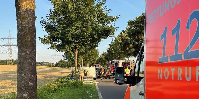 FW-RS: Schwerer Verkehrsunfall in Hückeswagen auf der K1/ Kleintransporter kollidiert mit Baum - Foto: presseportal.de