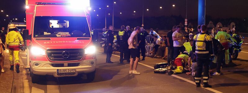 Ein Feuerwerkskörper explodierte in zu niedriger Höhe über Zuschauern beim Abschlussfeuerwerk der Rheinkirmes. - Foto: David Young/dpa