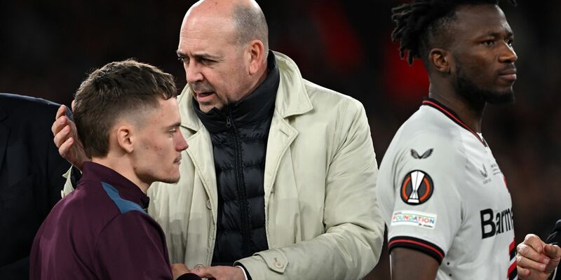 Leverkusen-Boss Fernando Carro (M) ist froh, dass Florian Wirtz (l) nicht zum FC Bayern gewechselt ist. - Foto: Federico Gambarini/dpa