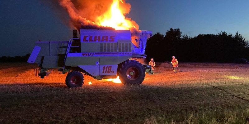 FW Grevenbroich: Feuerwehr löscht brennenden Mähdrescher auf Feld - Foto: presseportal.de