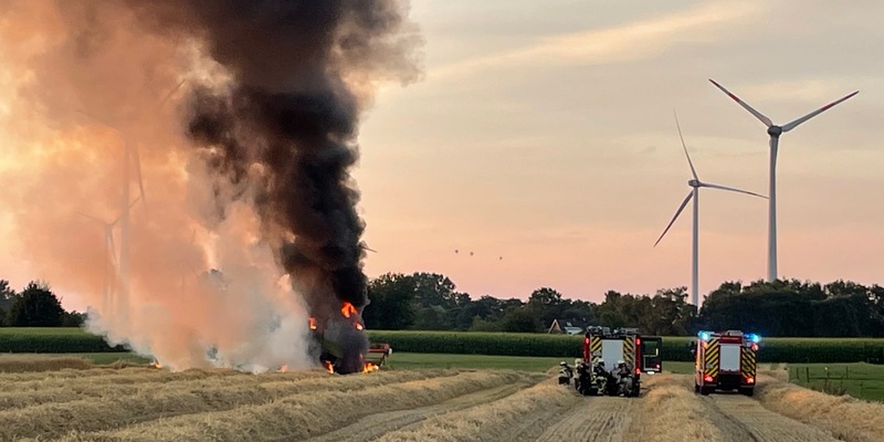 FW Bocholt: Brand eines Mähdreschers - Foto: presseportal.de