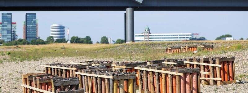 Die Abschussvorrichtungen für das Feuerwerk der Rheinkirmes stehen auf den Rheinwiesen. Die Polizei prüft jetzt, ob eine umgekippte Halterung für das Unglück verantwortlich ist.  - Foto: Christoph Reichwein/dpa