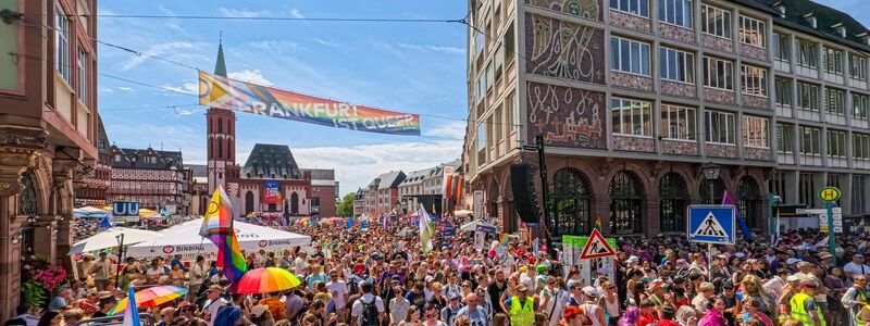 Rund um den Frankfurter Römerberg dominierten Regenbogenfahnen.  - Foto: Andreas Arnold/dpa