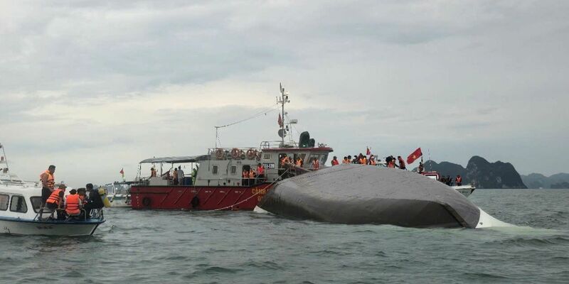 Mindestens 18 Menschen sind bei dem Bootsunglück in der Halong-Bucht gestorben. Rettungskräfte suchen nach weiteren Vermissten. - Foto: VNA/Xinhua/dpa
