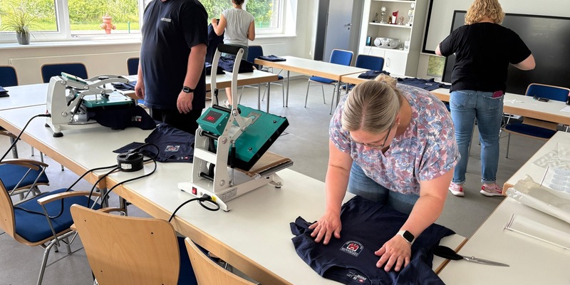 FW-OLL: Neue Poloshirts und T-Shirts für die Ortsfeuerwehren Wildeshausen und Düngstrup - Foto: presseportal.de