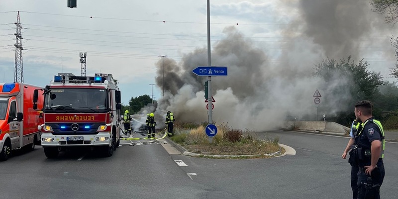 POL-MG: Fahrzeug brennt nach technischen Defekt vollständig aus - Foto: presseportal.de