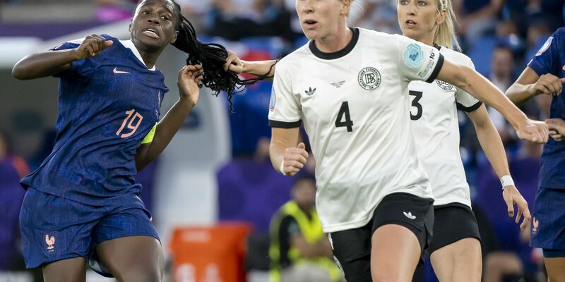 Nach ihrem Aussetzer gegen Griedge Mbock Bathy könnte die EM für Kathrin Hendrich (hinten rechts) beendet sein. - Foto: Georgios Kefalas/KEYSTONE/dpa