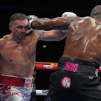 Usyk (l.) gewann den Kampf in der fünften Runde durch K.-o. - Foto: Frank Augstein/AP/dpa