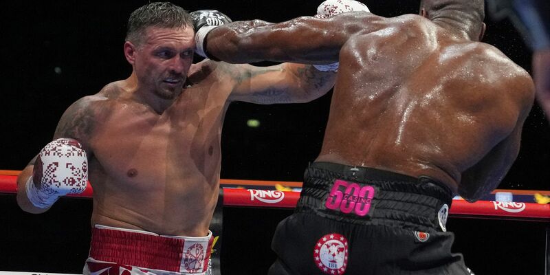 Usyk (l.) hält jetzt die Gürtel der vier wichtigsten Box-Verbände. - Foto: Frank Augstein/AP/dpa