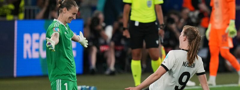 Kommt in meine Arme: Ann-Katrin Berger feiert den Sieg im Elfmeterschießen. - Foto: Alessandra Tarantino/AP/dpa