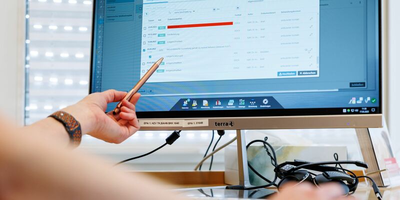 Die E-Patientenakte soll zum Alltag werden. (Archivbild) - Foto: Daniel Karmann/dpa