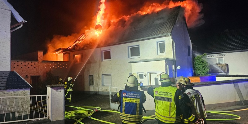 FW Königswinter: Dachstuhlbrand in Königswinter Heisterbacherrott Feuerwehr kann Brandausbreitung in enger Bebauung verhindern - Foto: presseportal.de