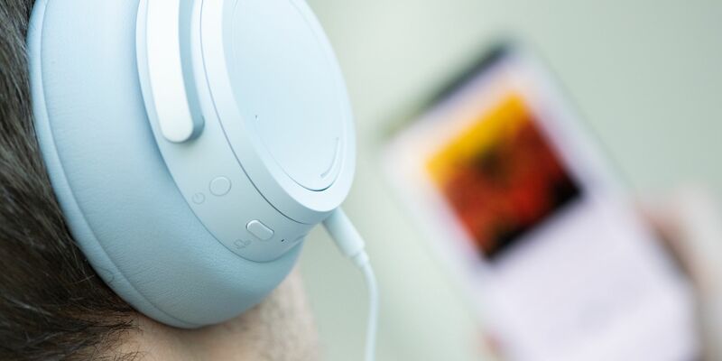 Höre ich da KI-generierte Musik? Diese Frage dürften sich manche Streaming-Hörer künftig häufiger stellen. (Symbolbild) - Foto: Franziska Gabbert/dpa-tmn/dpa