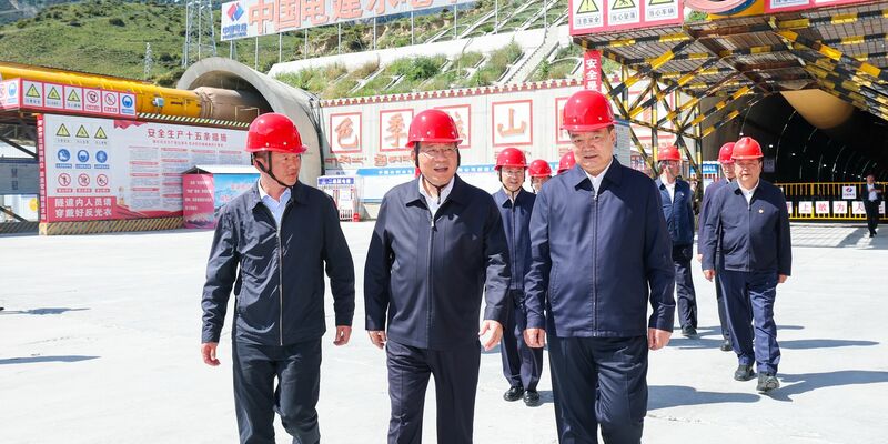 Chinas Ministerpräsident Li besuchte in Tibet auch andere Großbauprojekte. - Foto: Liu Bin/XinHua/dpa