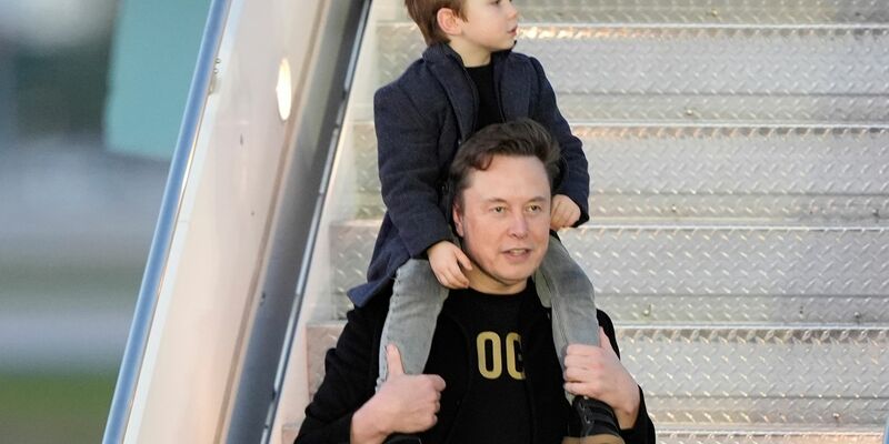 Tech-Milliardär Elon Musk mit seinem Sohn X Æ A-Xii, genannt «Little X». (Archivbild) - Foto: Manuel Balce Ceneta/AP/dpa