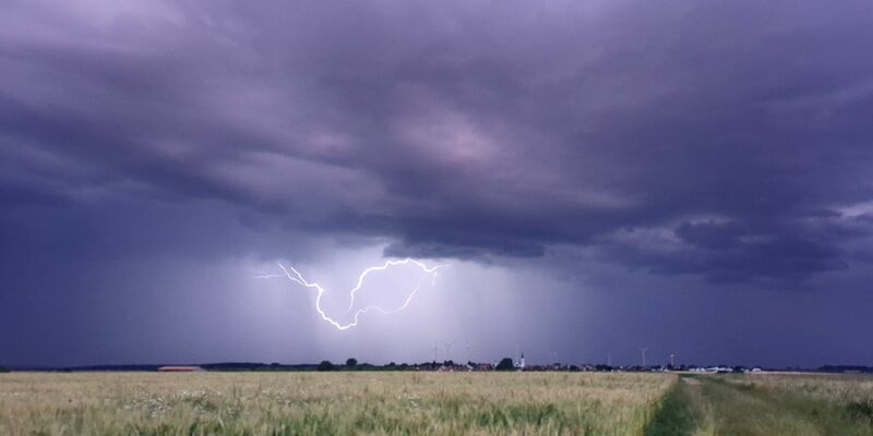 Der Deutsche Wetterdienst (DWD) sagt für die kommenden Tage Gewitter vorher. - Foto: Simon Zeiher/onw-images/dpa