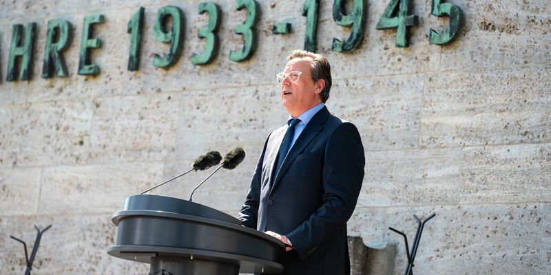 Man erlebe heute wieder, wie das Gift von Hass, Rassismus und Ausgrenzung einsickere, sagt der Schauspieler und Autor Matthias Brandt. - Foto: Christophe Gateau/dpa