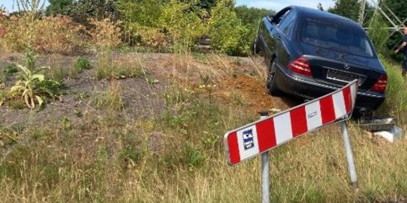 POL-WES: Dinslaken - Pkw-Fahrer flüchtet vor der Polizei - Fahrt endet auf einem Kreisverkehr - Foto: presseportal.de
