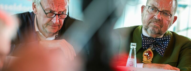 Bedrückte Gesichter bei der Abschlusskonferenz zur Rheinkirmes nach dem Unglück beim Feuerwerk: Manfred Kirschenstein (l.) und Andreas-Paul Stieber. - Foto: Christoph Reichwein/dpa