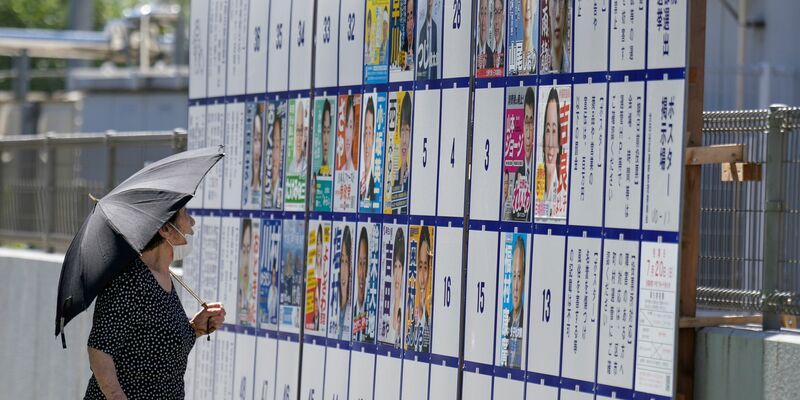 Japans Regierungskoalition droht bei der Oberhauswahl eine Niederlage. - Foto: Eugene Hoshiko/AP/dpa