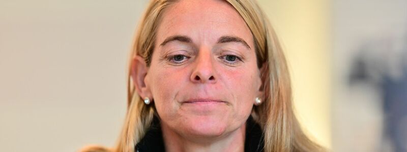 DFB-Sportdirektorin Nia Künzer erklärt, was kaum zu erklären ist: Hendrichs Rote Karte. - Foto: Sebastian Christoph Gollnow/dpa