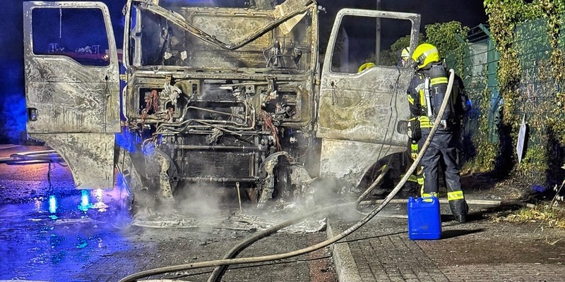 FW-NE: LKW-Brand im Hafengebiet | Zugmaschine in Vollbrand - keine Verletzten - Foto: presseportal.de
