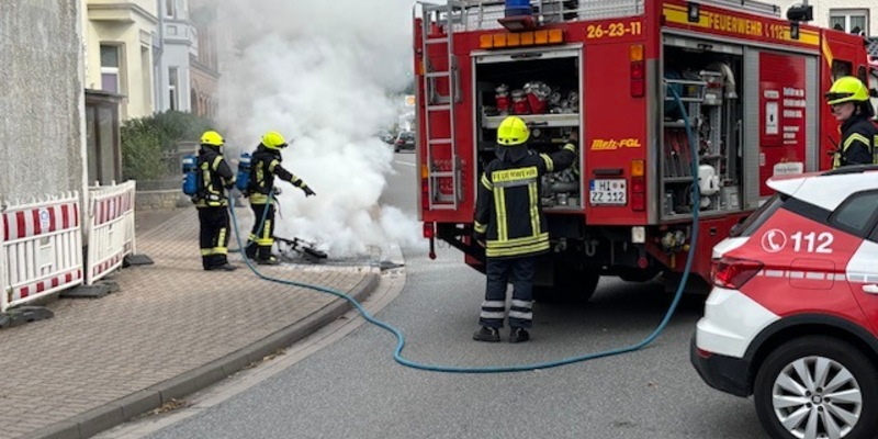POL-HI: Kleinkraftrad fängt während der Fahrt Feuer - Foto: presseportal.de