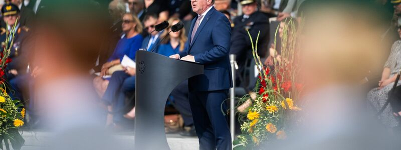 Verteidigungsminister Boris Pistorius (SPD) erinnert vor Bundeswehrrekruten an den 20. Juli 1944. - Foto: Christophe Gateau/dpa