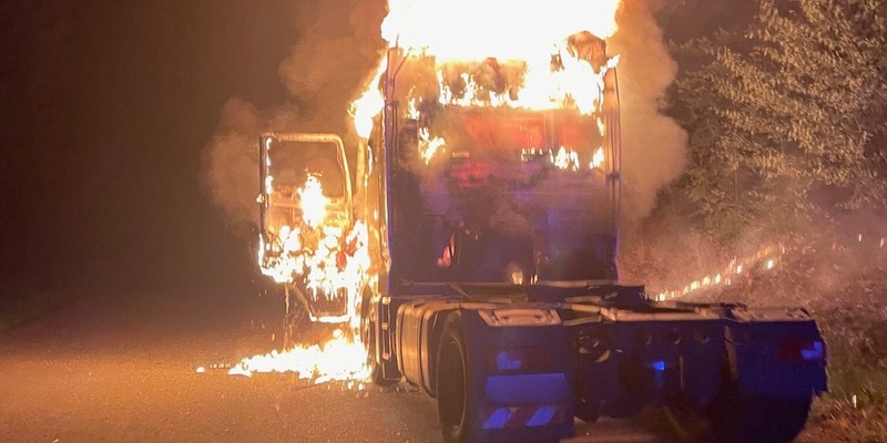 FW Stuttgart: Nächtlicher Fahrzeugbrand auf Bundesautobahn - Foto: presseportal.de