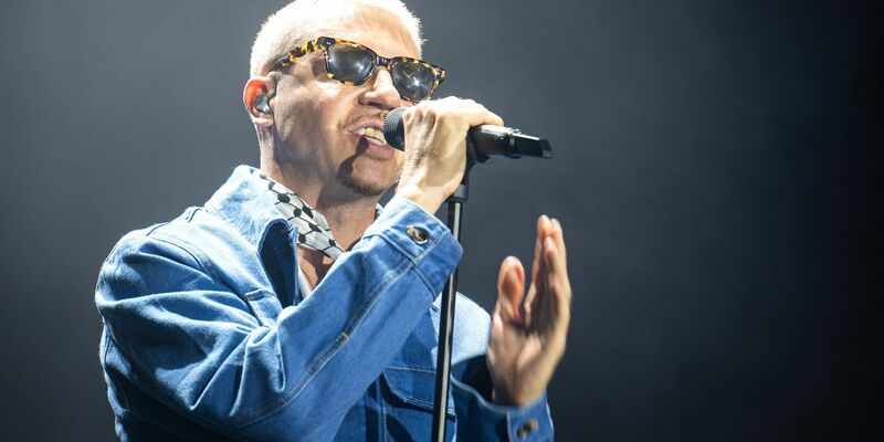 «Free Palestine - Stop Genocide» steht auf einem Plakat bei dem Auftritt vom US-Rapper Macklemore. Es war eine von wenigen politischen Botschaften im Publikum. - Foto: Sina Schuldt/dpa