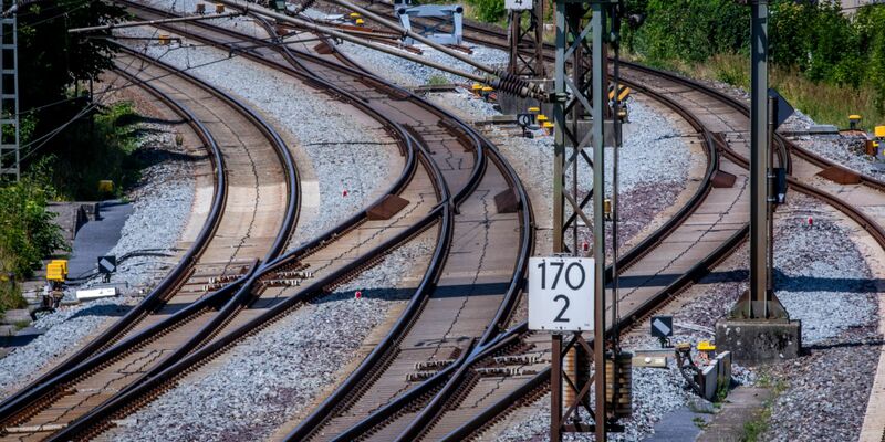 Der Bund gibt inzwischen deutlich mehr Geld für die Verbesserung des Schienennetzes aus. Allein 2,2 Milliarden Euro fließen in die Komplettsanierung der Strecke Hamburg-Berlin. (Archivbild) - Foto: Jens Büttner/dpa