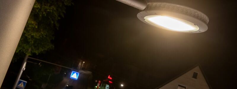 In Heiningen (Landkreis Göppingen) startete 2022 ein Pilotprojekt, bei dem Leuchten abhängig von Verkehrsaufkommen heruntergedimmt wurden. (Archivbild) - Foto: Stefan Puchner/dpa