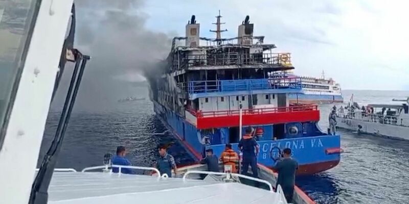 Auch viele Fischerboote eilten den Menschen zu Hilfe. - Foto: BASARNAS/BASARNAS/AP/dpa