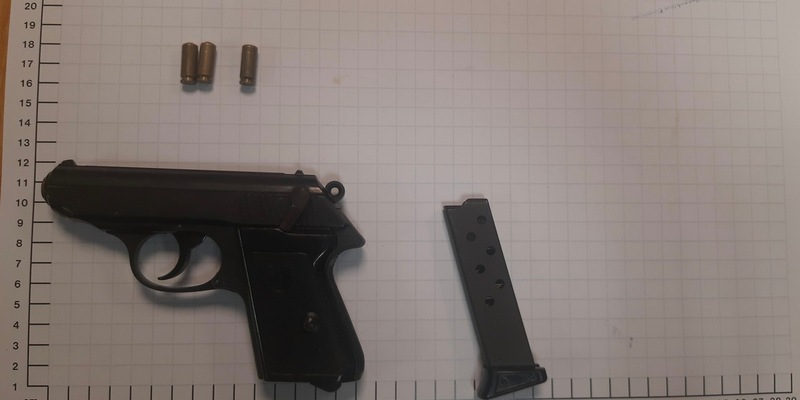 BPOL NRW: Schreckschusswaffe offen in der Bauchtasche - Bundespolizei stellt Aggressor unter Widerstand - Foto: presseportal.de