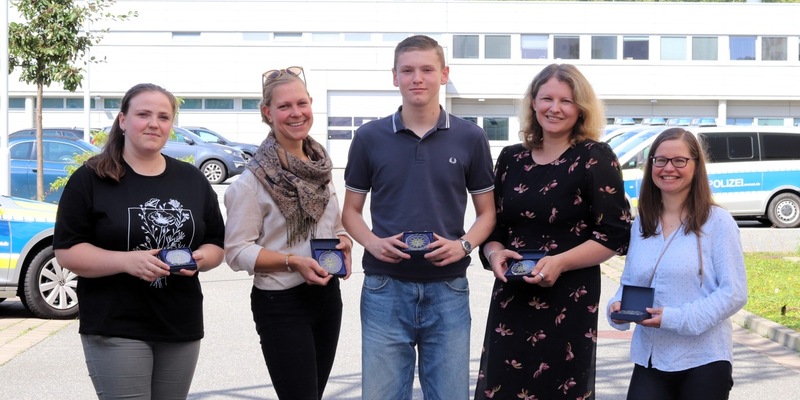 POL-HRO: Polizeiinspektion Rostock ehrt fünf Menschen für herausragende Zivilcourage - Foto: presseportal.de