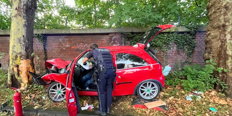 POL-BO: Ein Schwerverletzter nach Alleinunfall: Autofahrer (41) fährt gegen Baum - Foto: presseportal.de