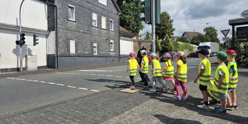 POL-SI: Wie verhält man sich am Zebrastreifen richtig - Polizei führt Fußgängertraining mit Vorschulkindern durch -#polsiwi - Foto: presseportal.de